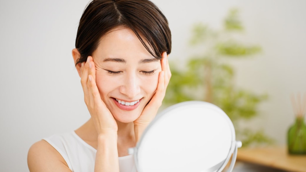 スキンケアする女性