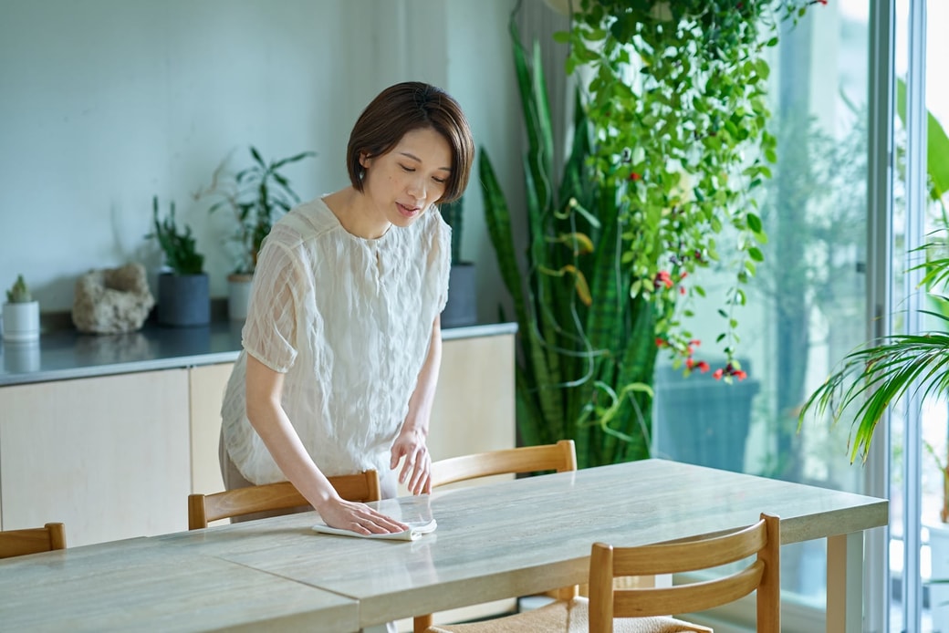 部屋を掃除する女性