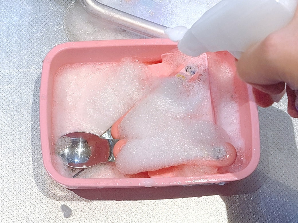 キュキュットCLEAR泡スプレーをかける