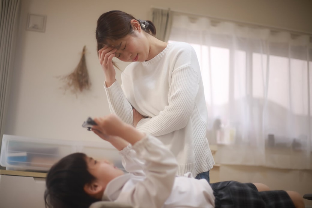 悩む親