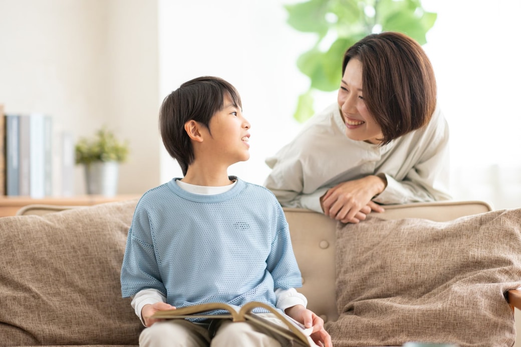会話する親子