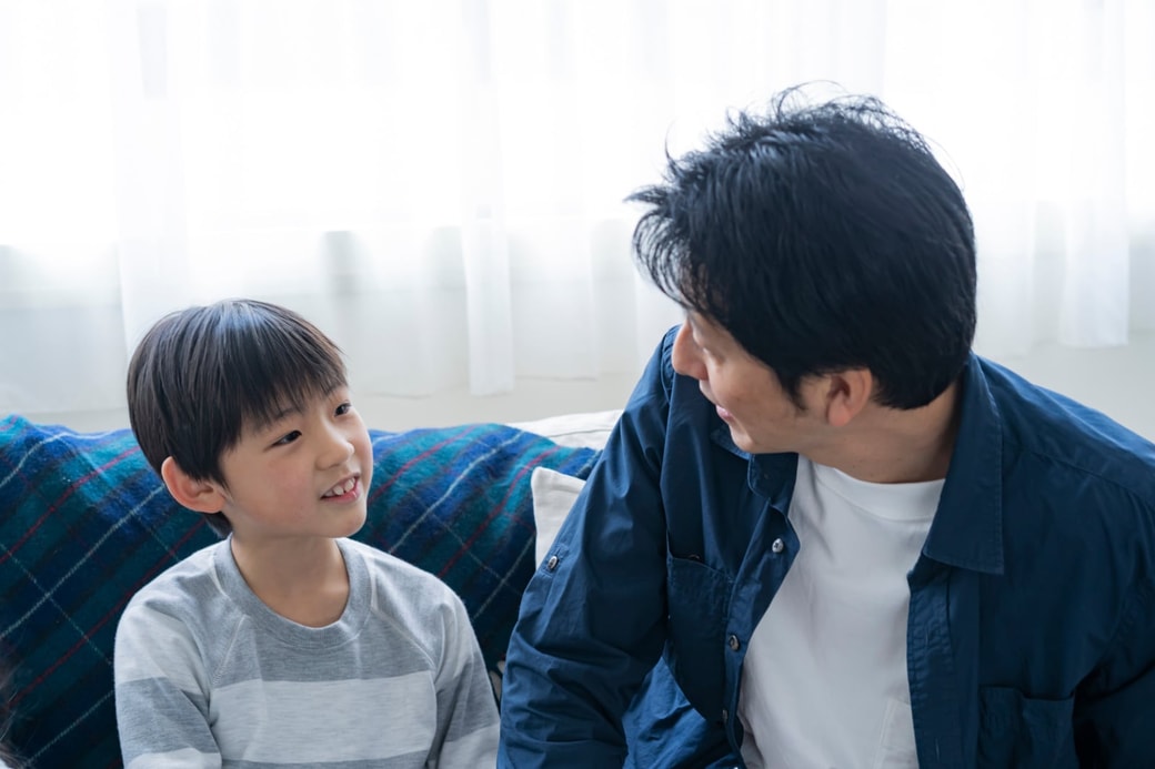 会話する親子