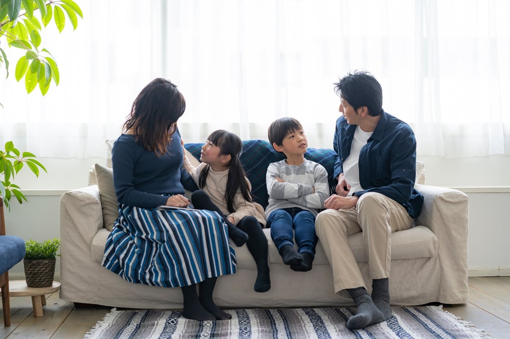家族で過ごす場面