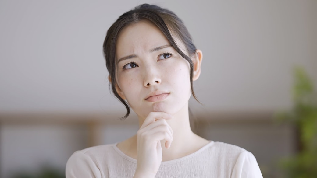 悩む母
