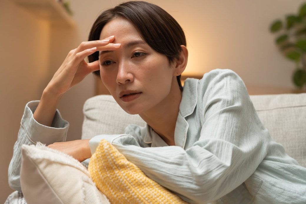 夜に悩む女性