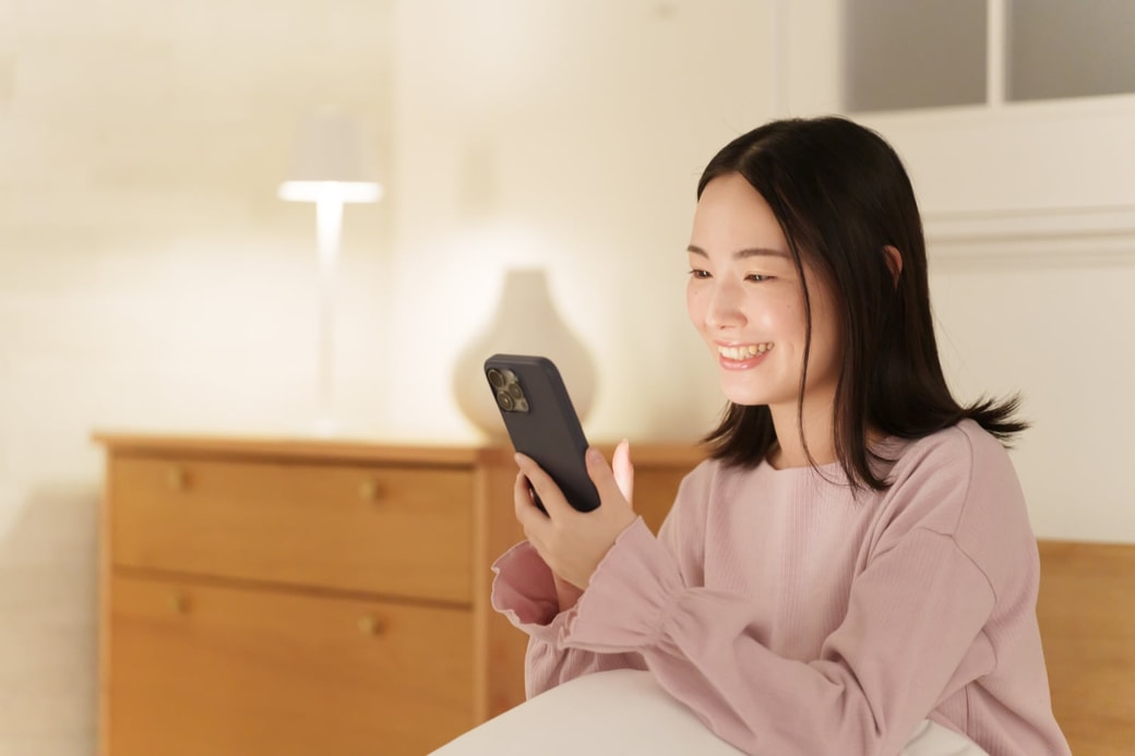 スマホを見る女性