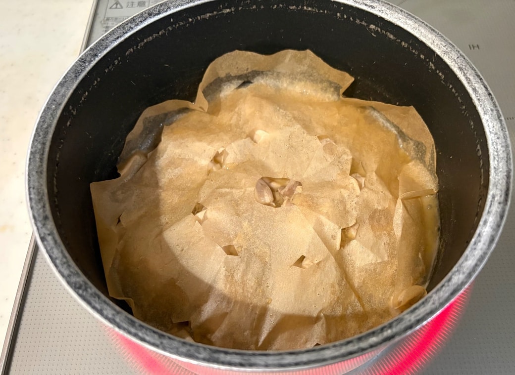 落とし蓋をして煮込む