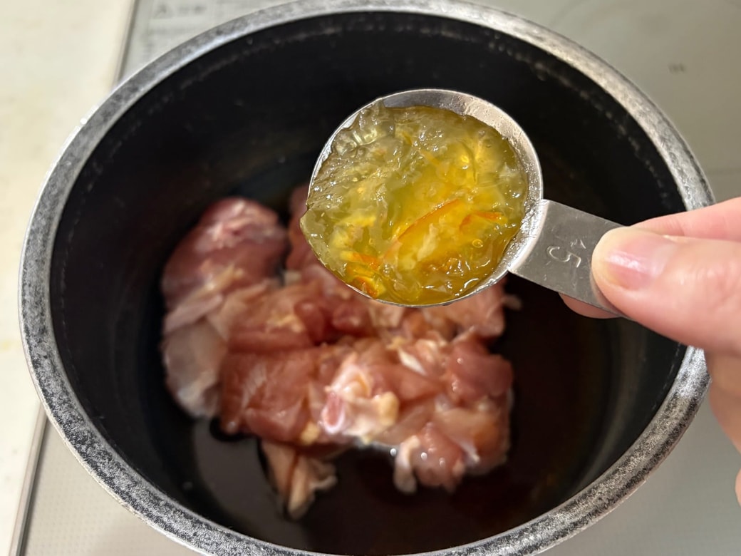 鶏もも肉と調味料を鍋に入れて加熱する