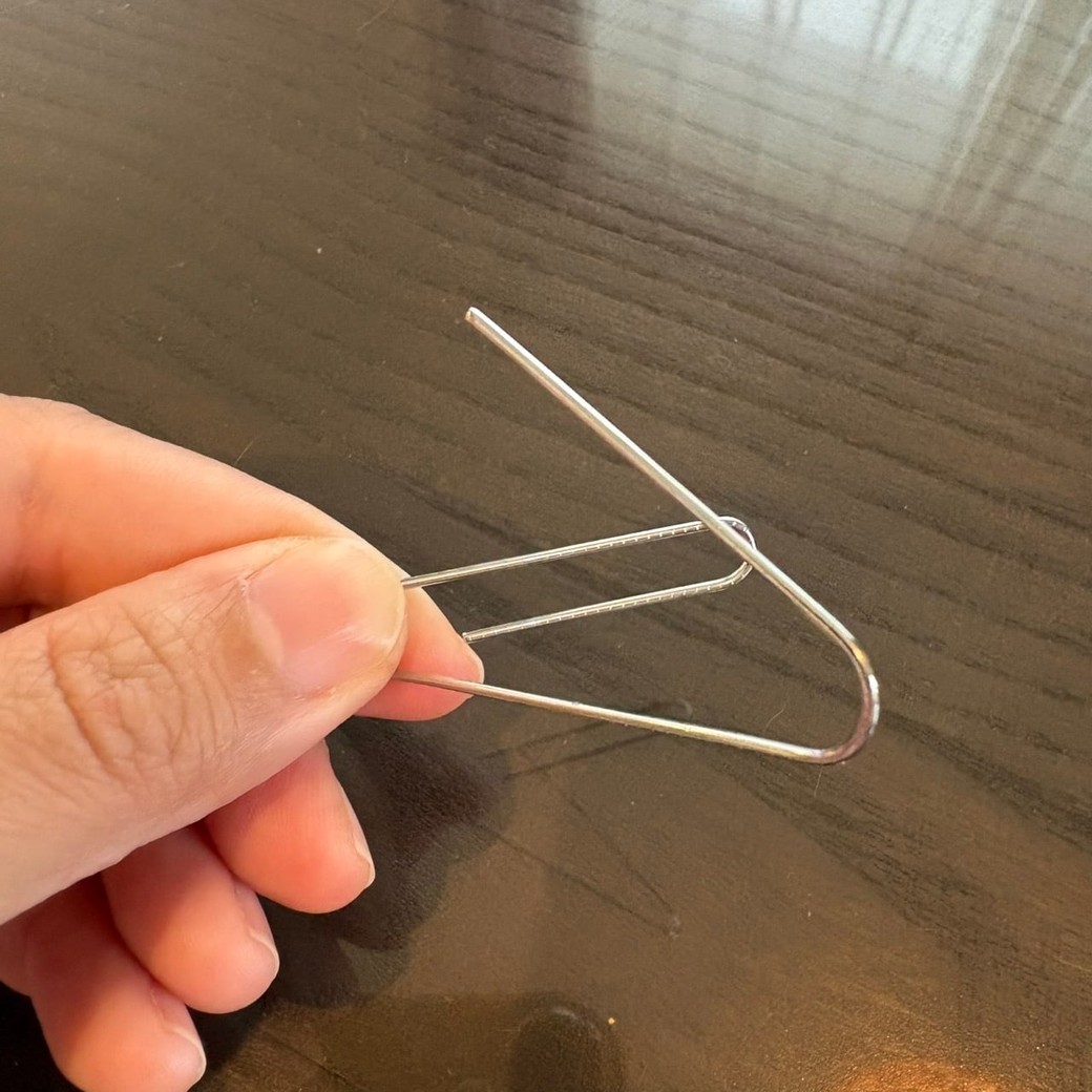 クリップを手前と奥に開いたところ