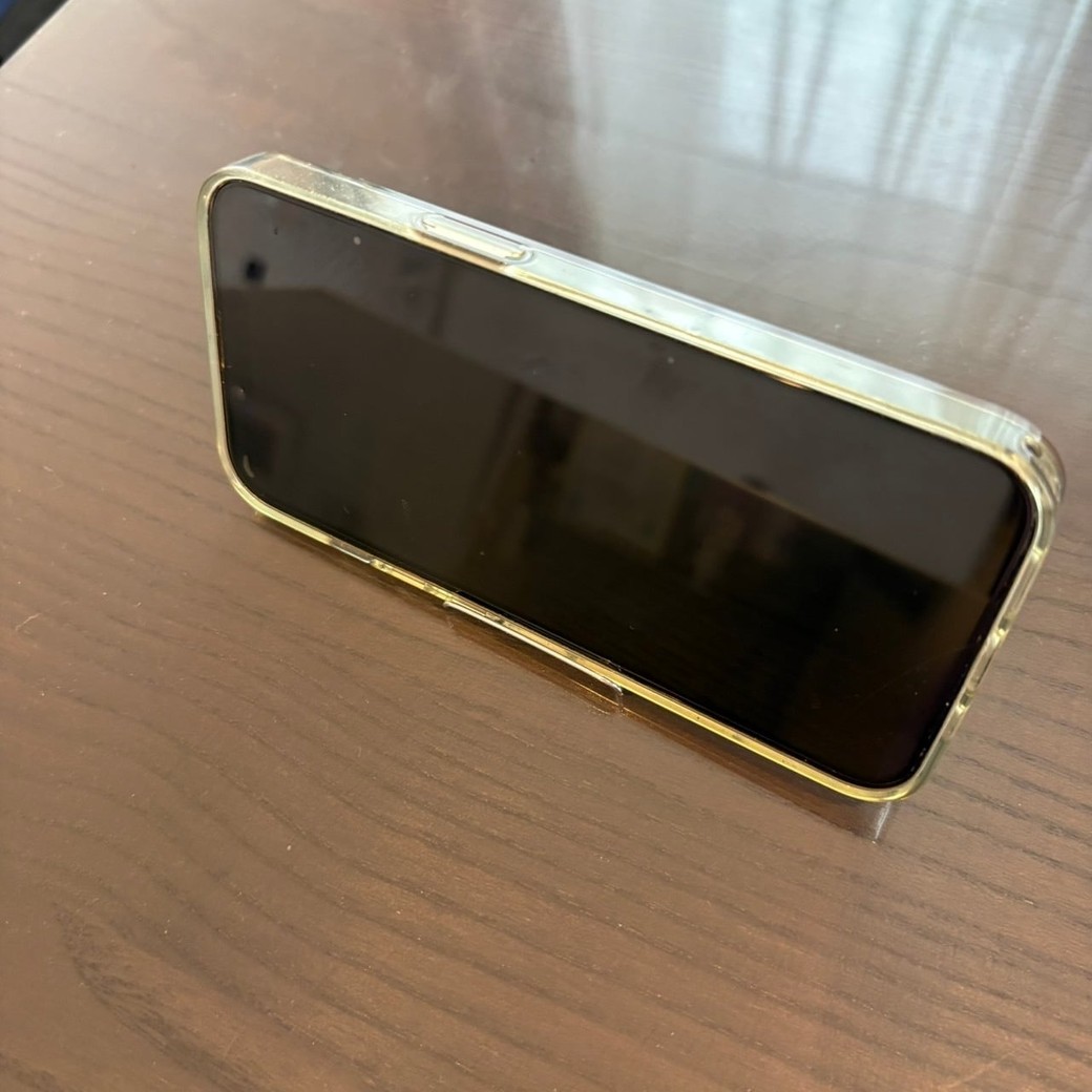 スマホをスマホスタンドにかけたところ