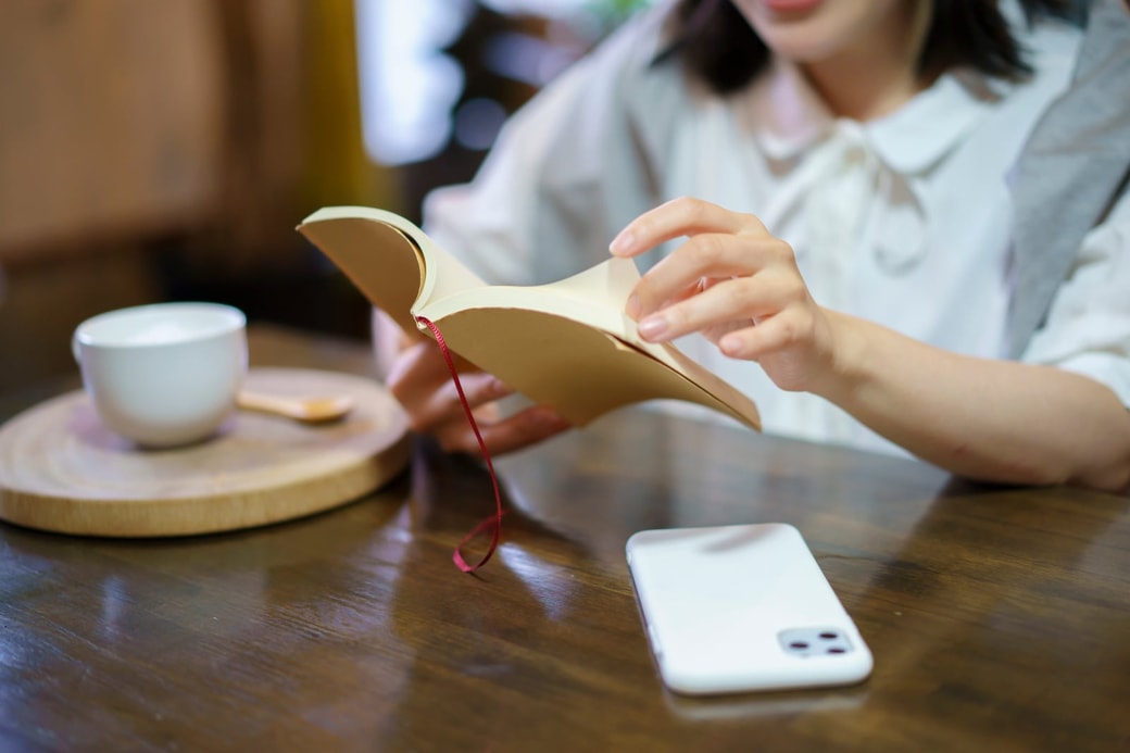本を読む女性