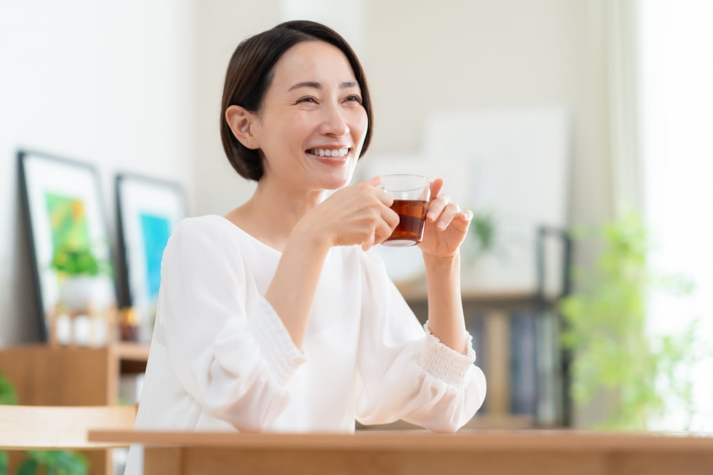 お茶を飲む女性