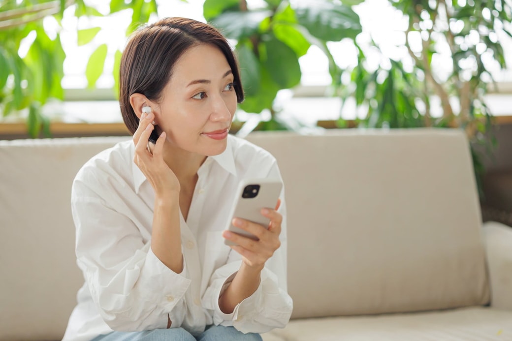 スマホを見る女性