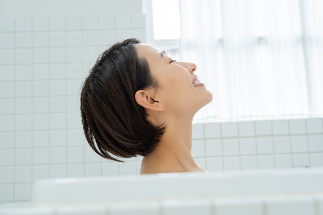 お風呂に入る女性
