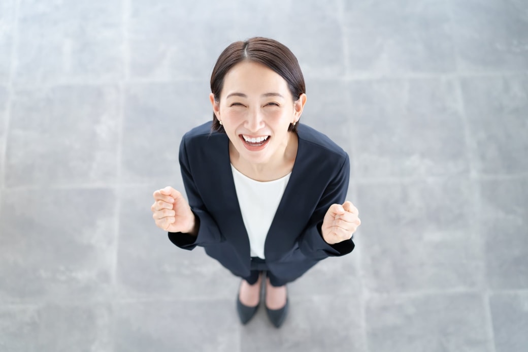 ガッツポーズする女性