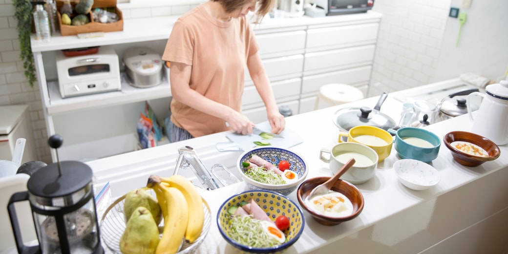 家族のご飯を用意する