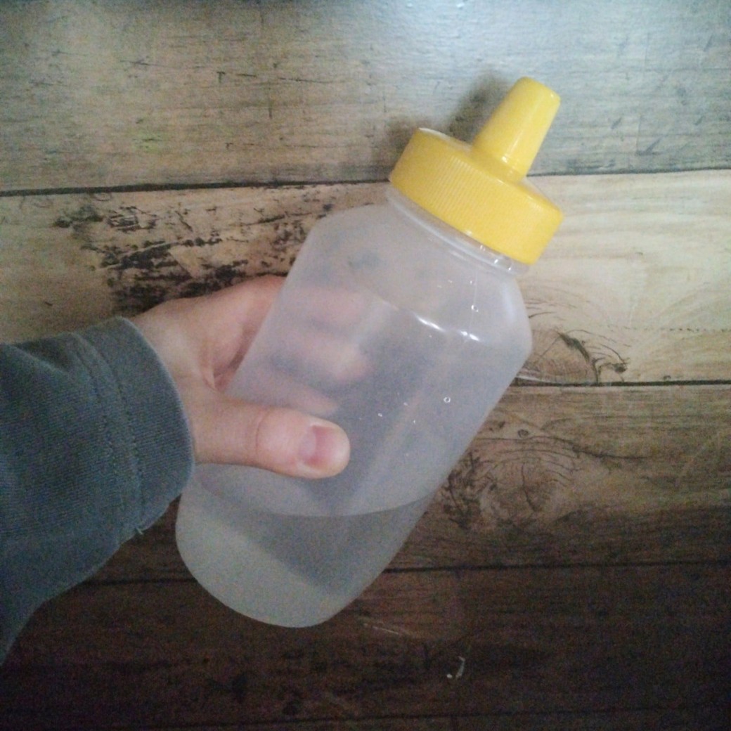 水を入れたはちみつの空容器