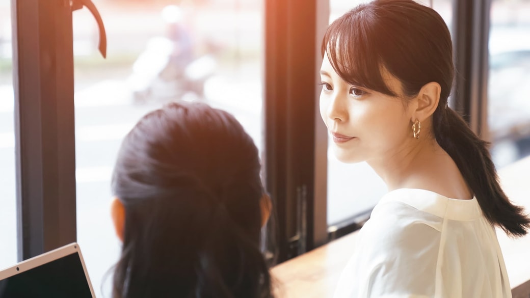 友人と会話している様子