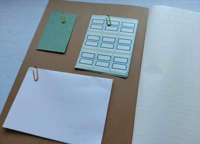 テープで貼ると……ノートと一緒に保管したい紙類を挟んで使える
