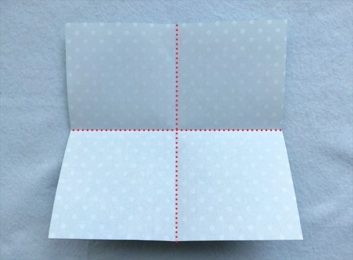 点線の部分に折り目をつけたところ