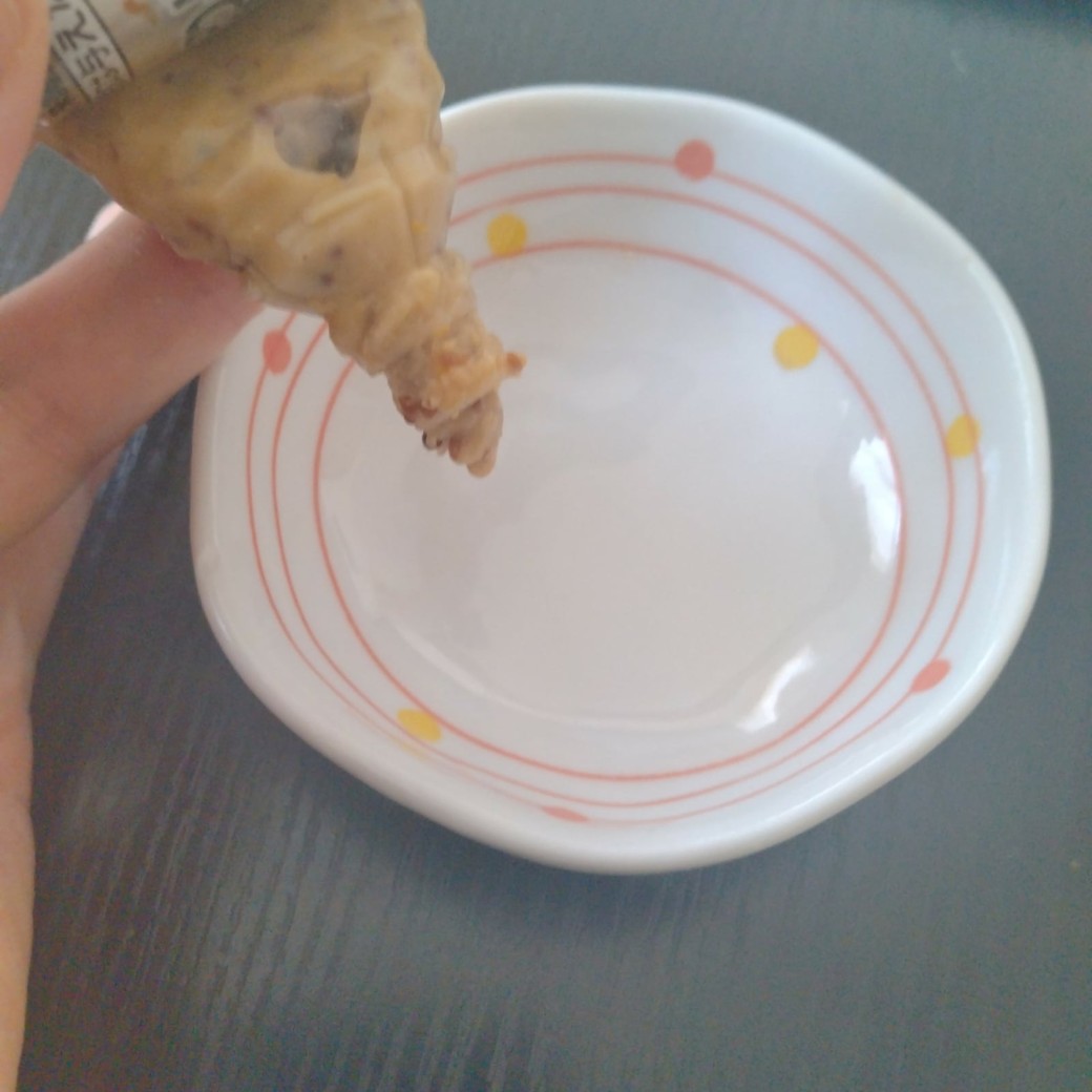 チューブ調味料を取り出す人