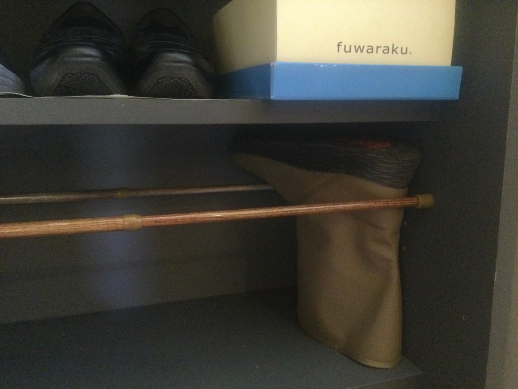 つっぱり棒にブーツの先部分をかける