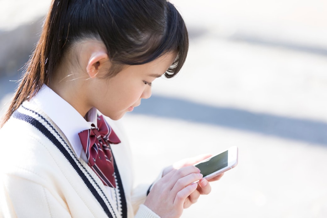 スマホを見る女子