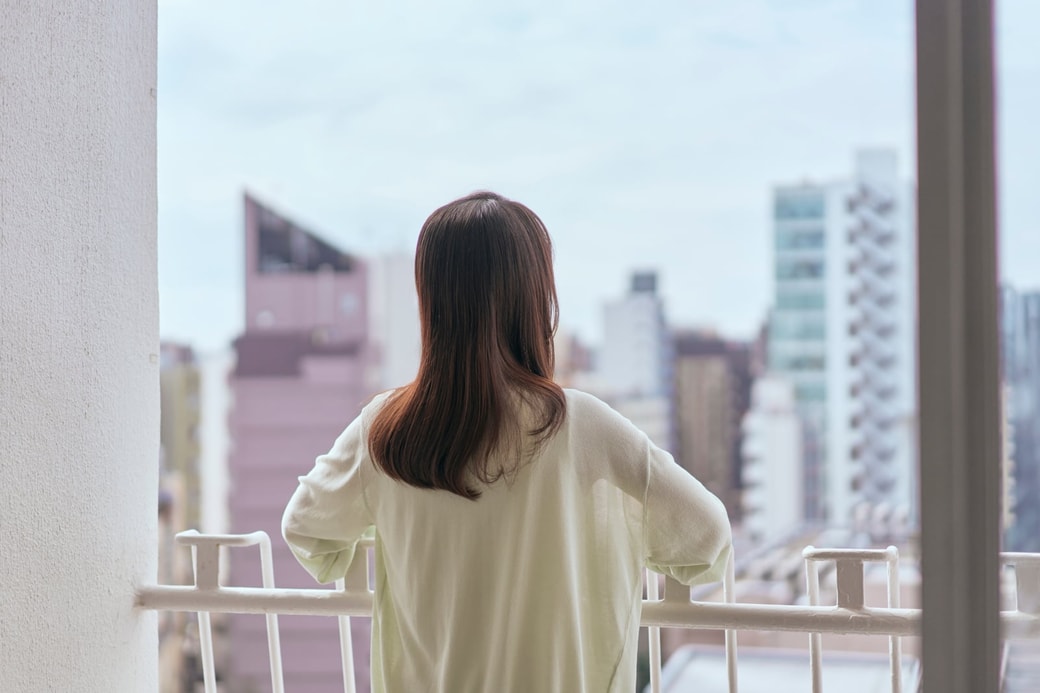 外を眺める女性
