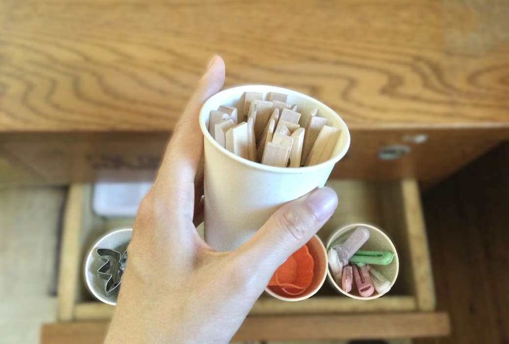 引き出し内に紙コップで仕切りを作る