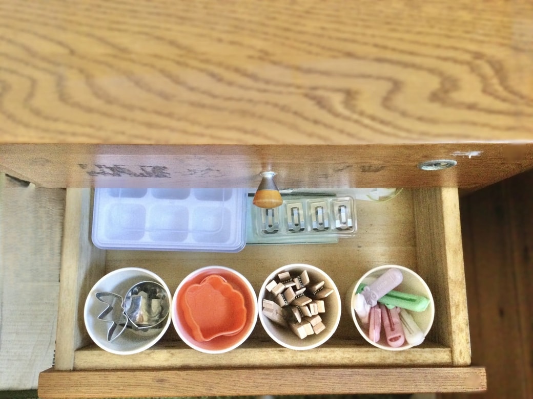 引き出し内に紙コップで仕切りを作る