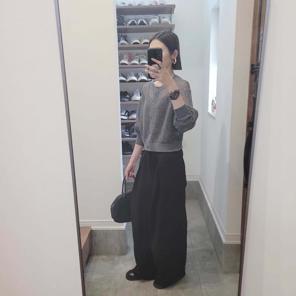 グレーのメッシュカーデで軽やかな印象に。