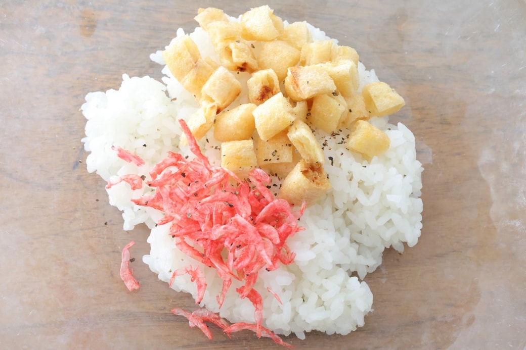 「油揚げと干しえびのおにぎり」