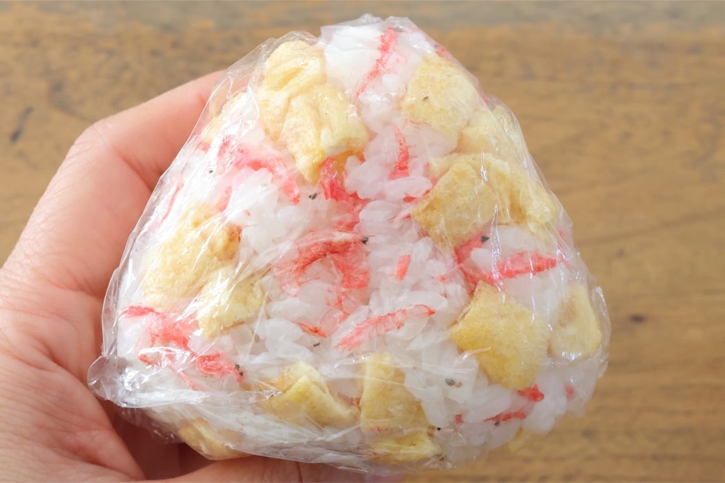 「油揚げと干しえびのおにぎり」