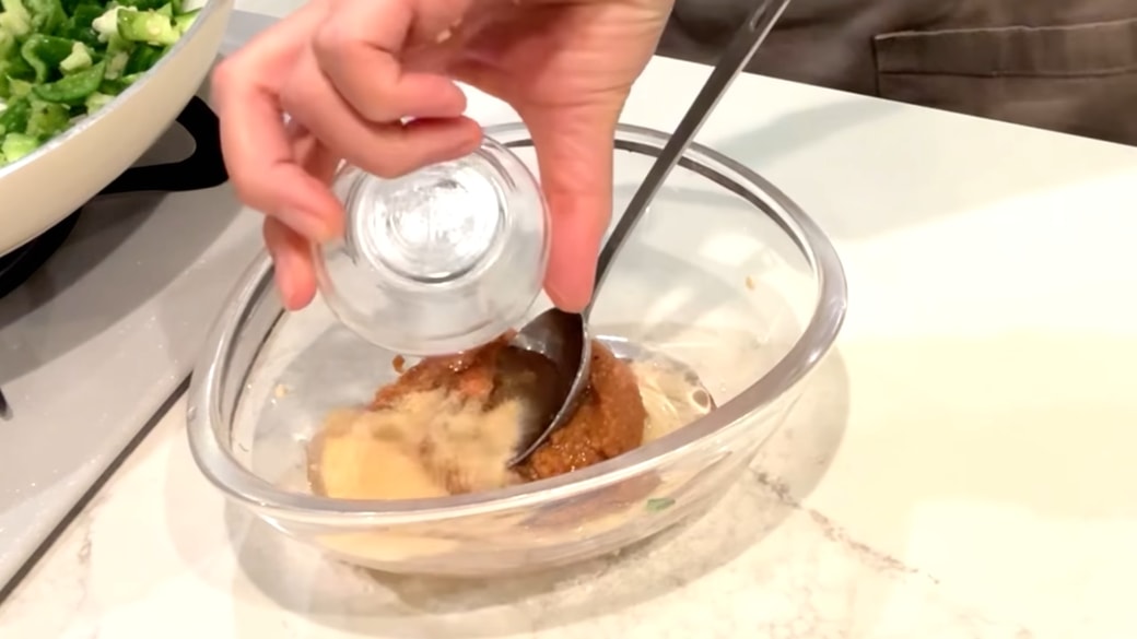ボウルに調味料を入れて混ぜる人