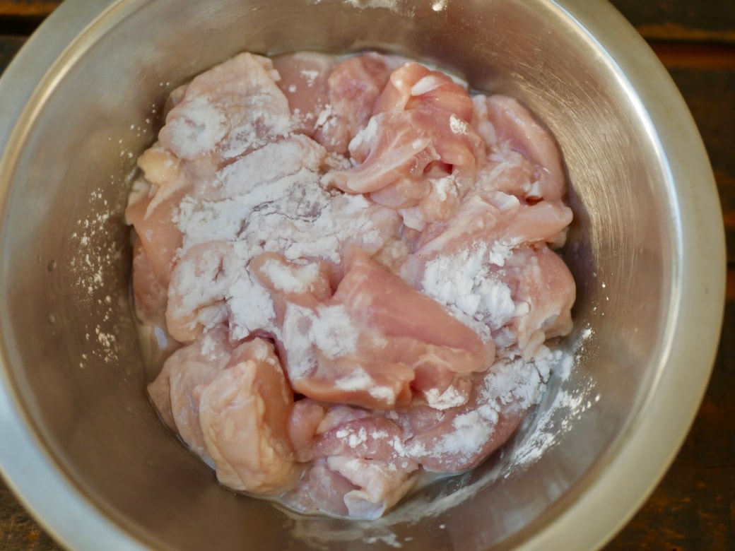 鶏肉の下処理、片栗粉をまぶす