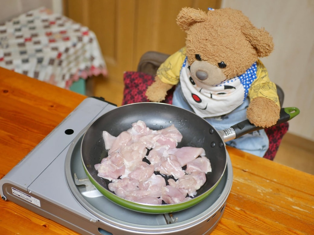鶏肉の皮目から焼く