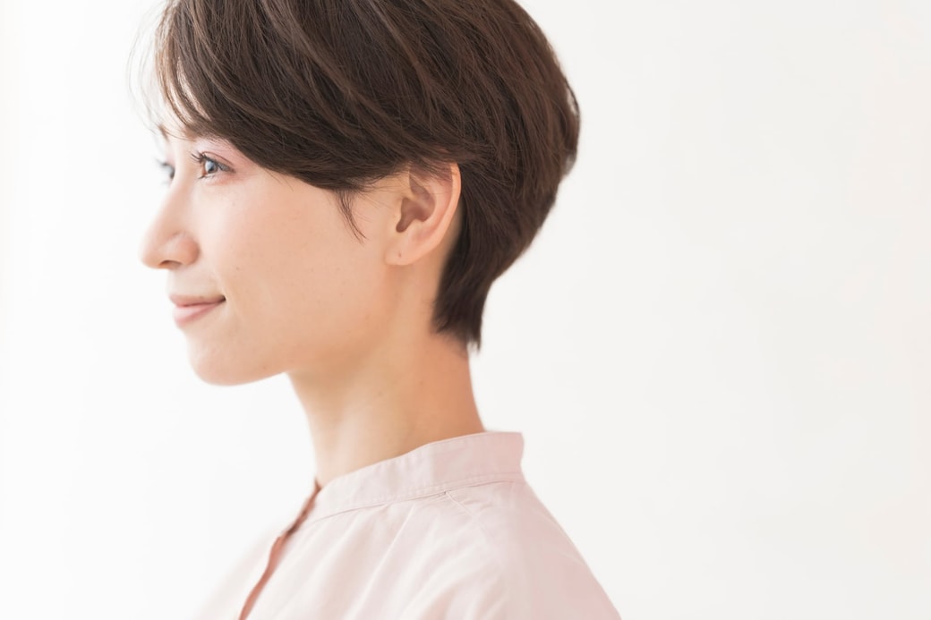 遠くを見つめる女性