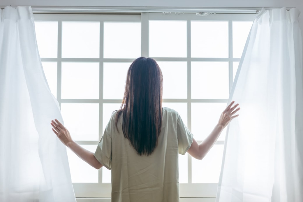 窓を見る女性