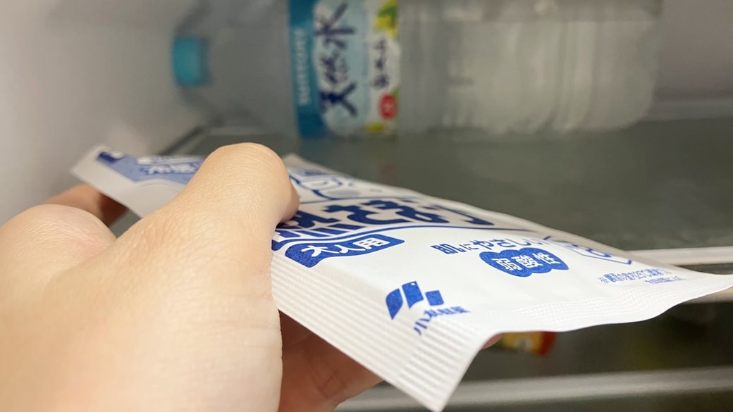 冷蔵庫に冷却シートを入れる様子