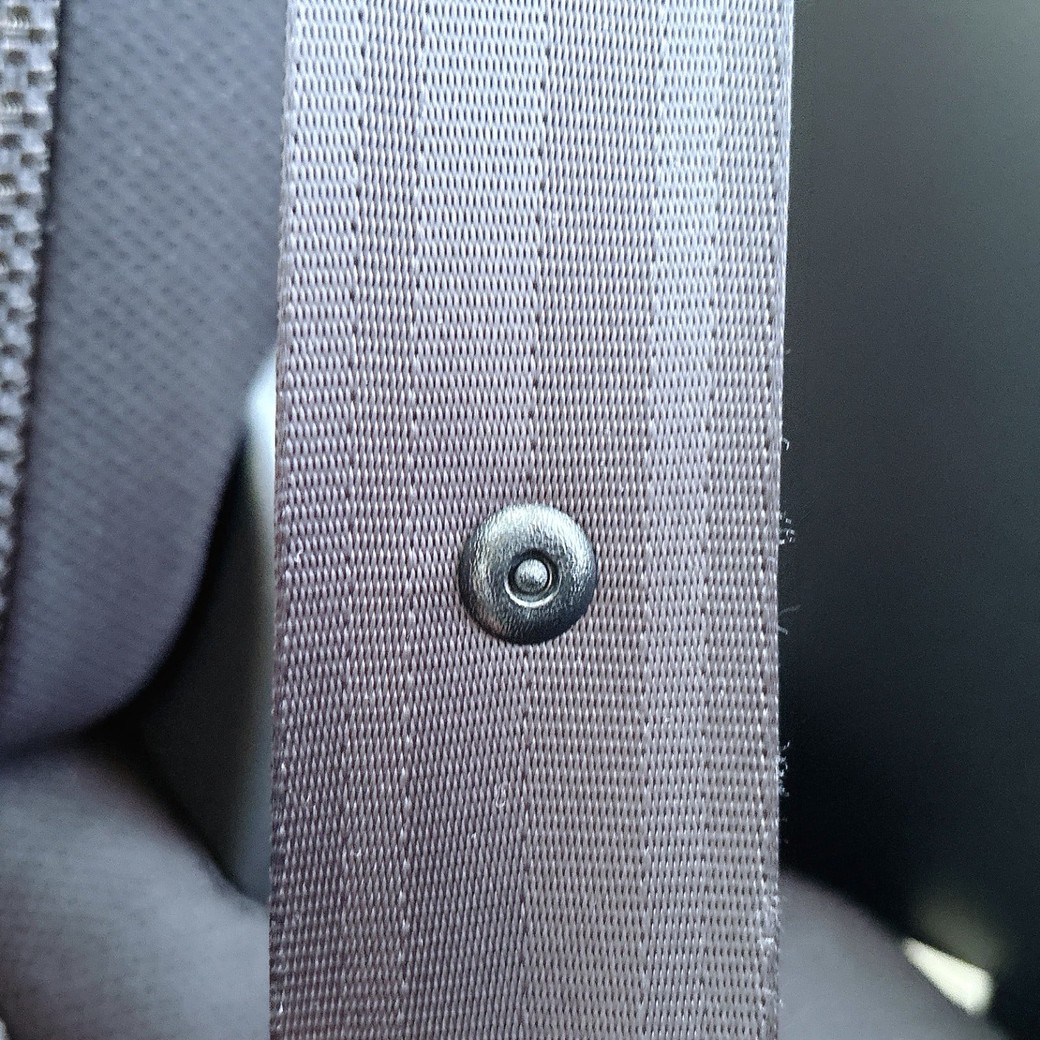 シートベルトについている黒いボタン