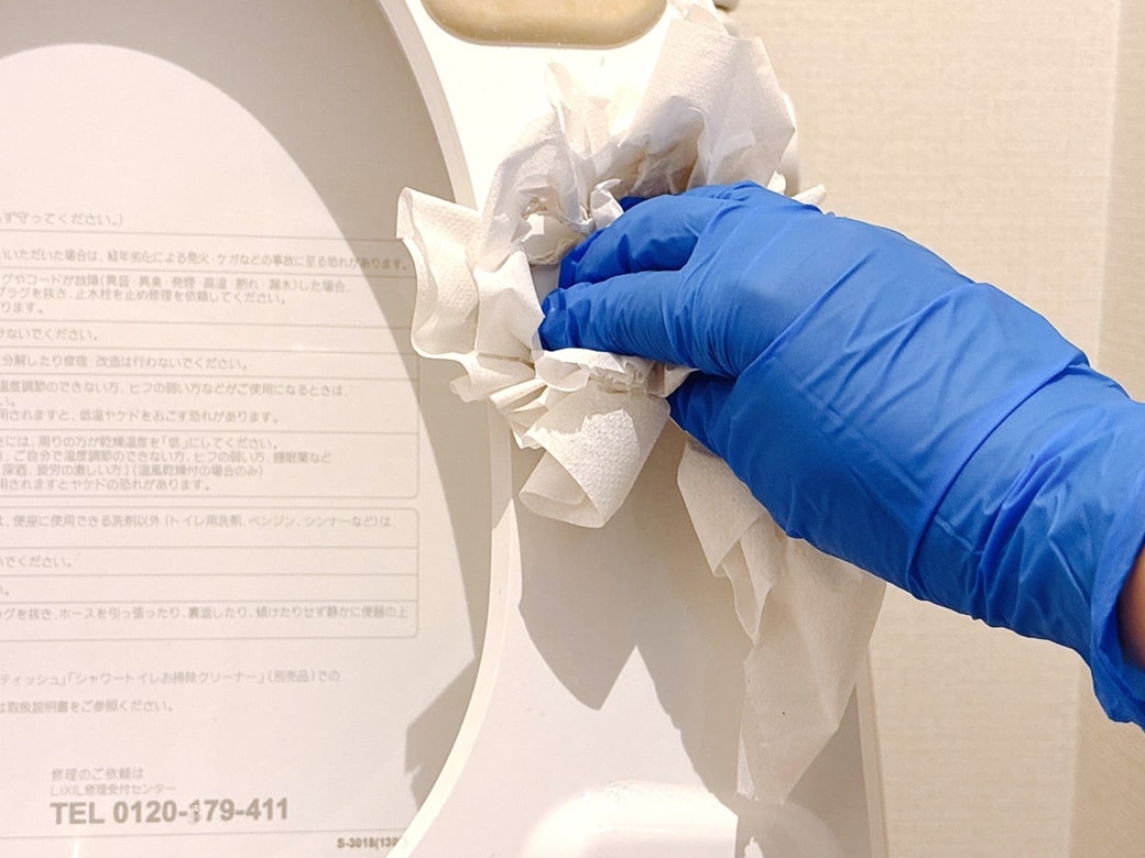 トイレットペーパーを剥がして汚れを拭う