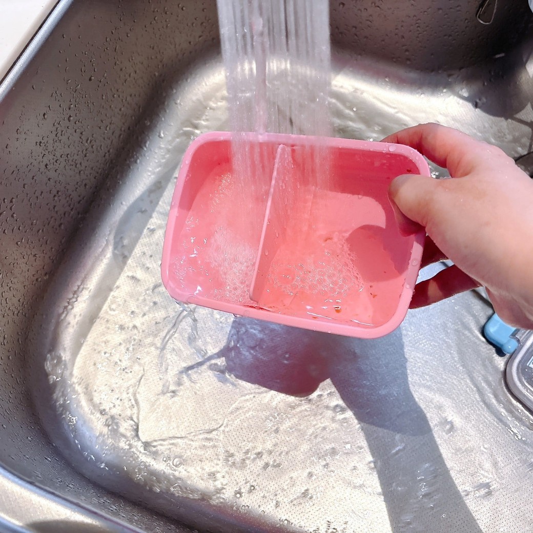 お弁当箱を軽く水洗いする