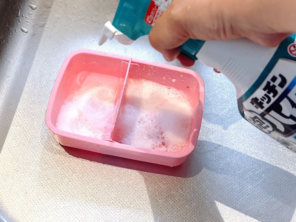 キッチン泡ハイターをかける