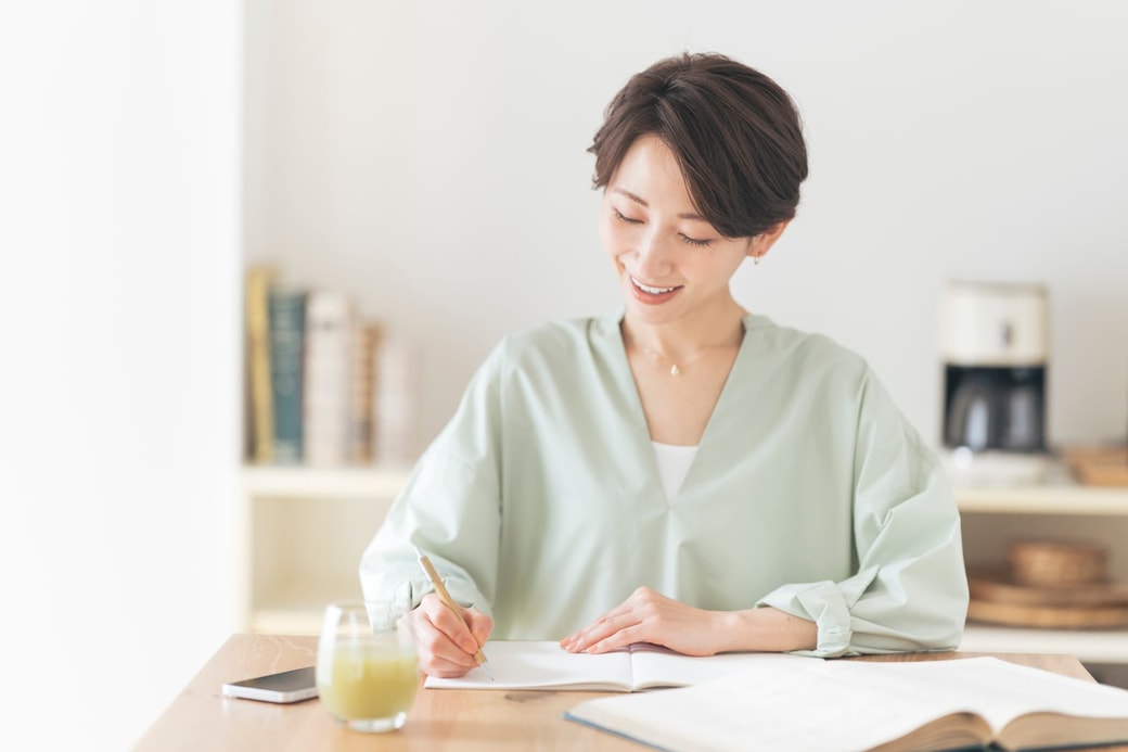 ノートを書く女性