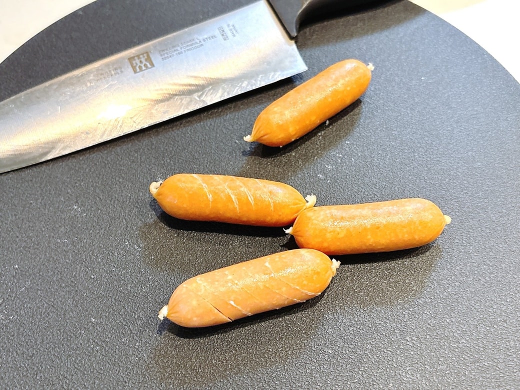 ウインナーに切れ目を入れる
