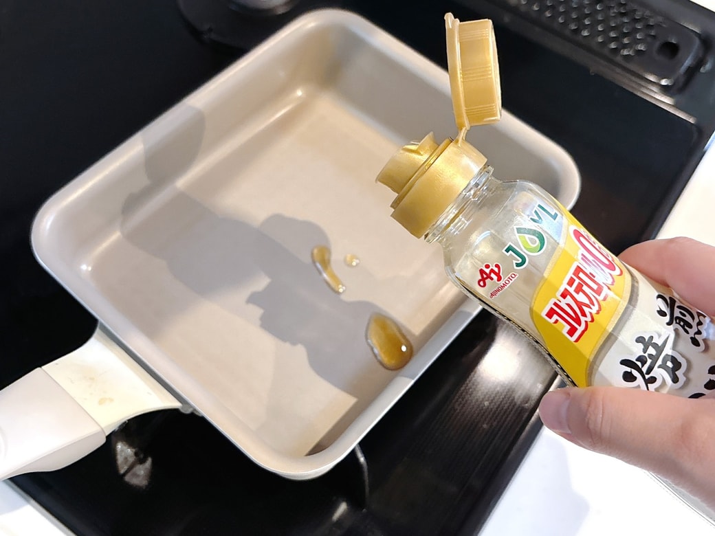 フライパンにごま油をひく