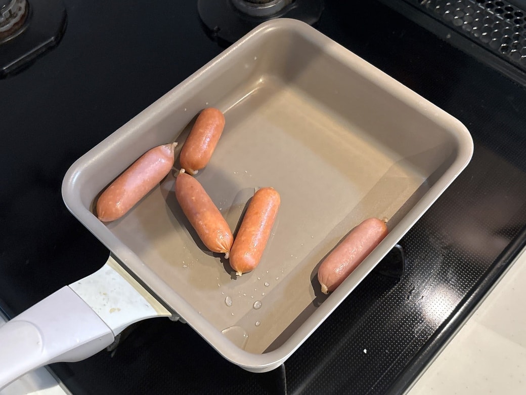 油を少量ひき、ウインナーを焼く