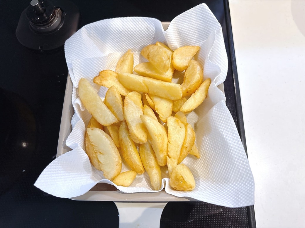 フライドポテトの油を切る