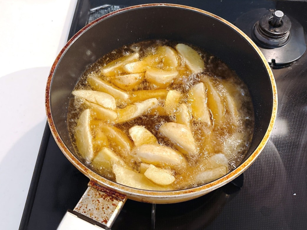 フライドポテトを揚げる