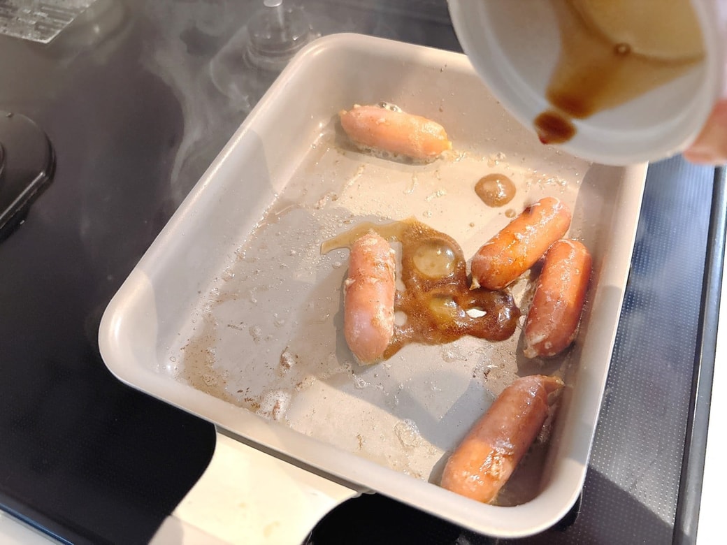 砂糖と醤油で味付けする